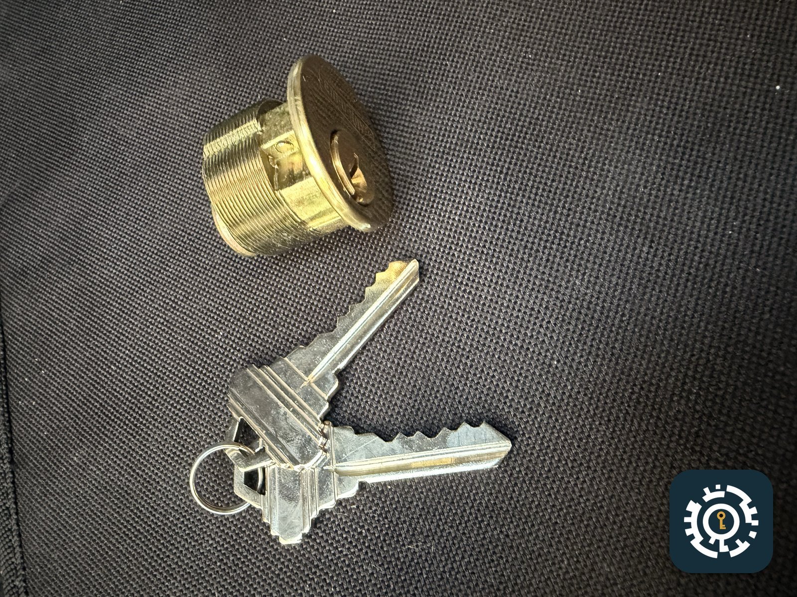 High-security mortise cylinder and matching cut keys